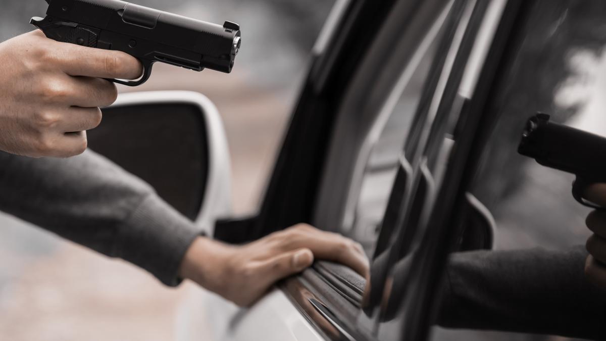 man-with-gun-threatened-driver_65757200