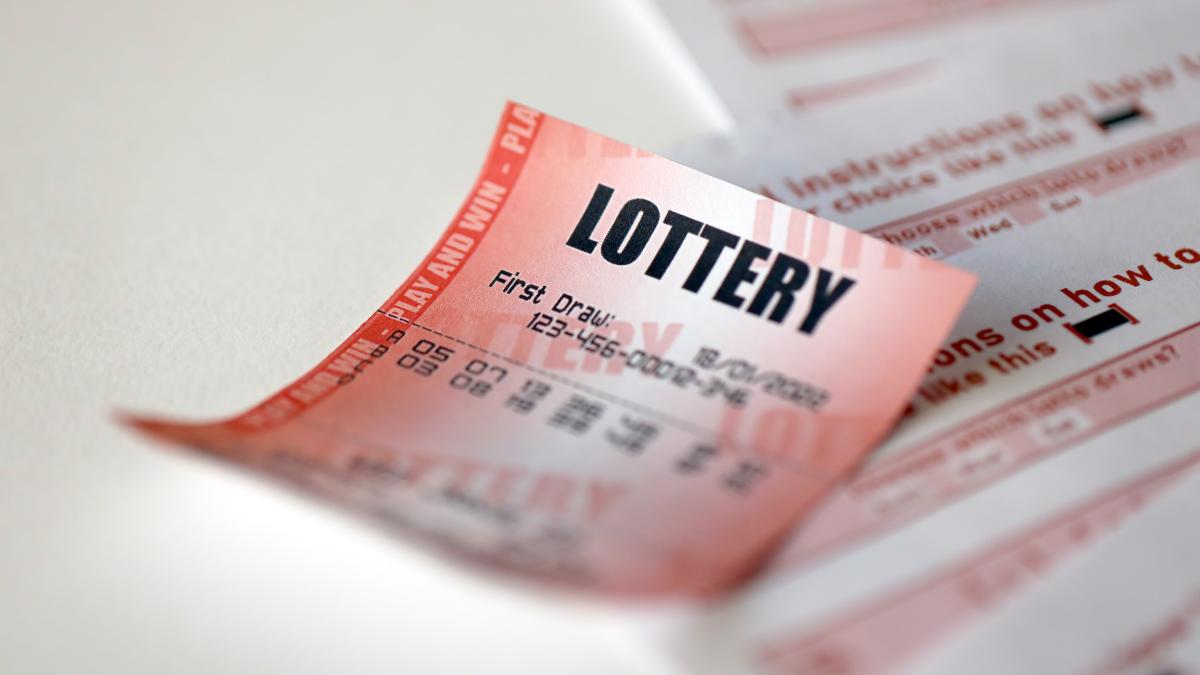 un-om-al-strazii-a-castigat--luna-trecuta--37-000-de-euro-la-loto--iata-de-ce-abia-astazi-a-putut-sa-isi-ridice-banii_71583600