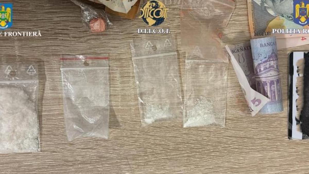 a-fost-prinsa-gruparea-din-maramures-si-cluj-care-vinde-prc-e2prc-80prc-9dcristalprc-e2prc-80prc-9d-elevilor--droguri--pistoale-si-bani--gasite-la-perchezitii-foto_03421500