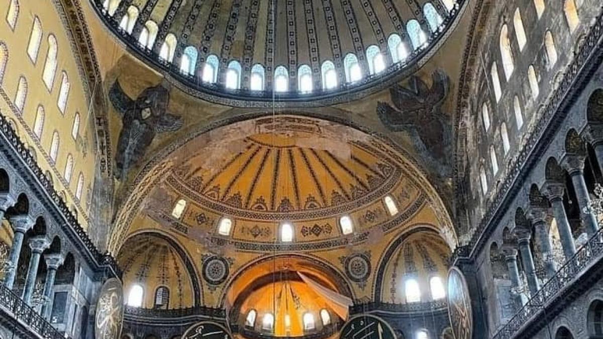 domul-hagia-sofia-risca-sa-se-prabuseasca-prc-e2prc-80prc-93-bucati-de-cupola-cad-langa-vizitatori_92021700