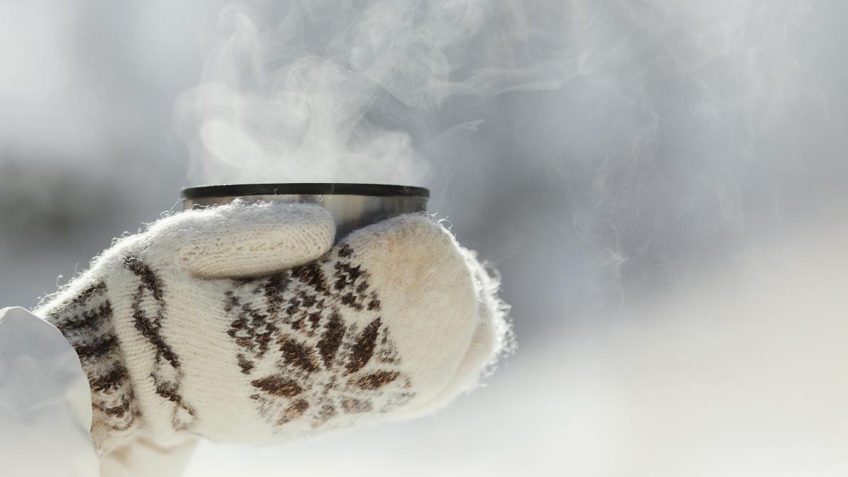 close-up-hands-holding-hot-beverage_02635200