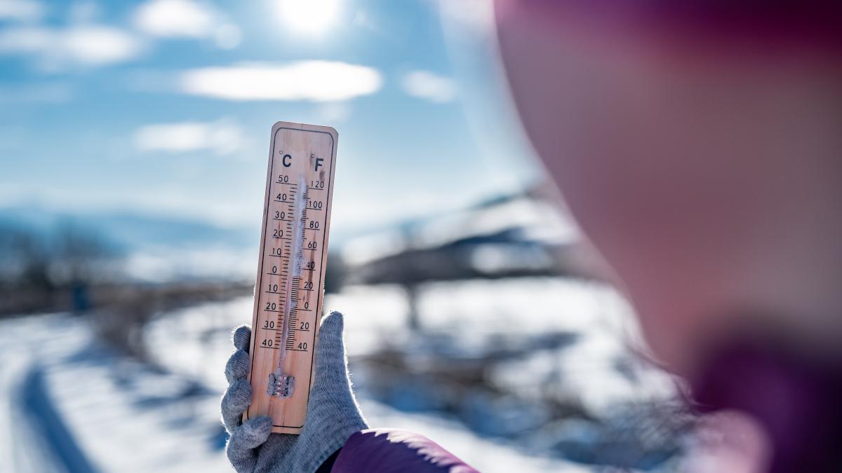 winter-time-thermometer-snow-shows-low-temperatures-celsius_85186000