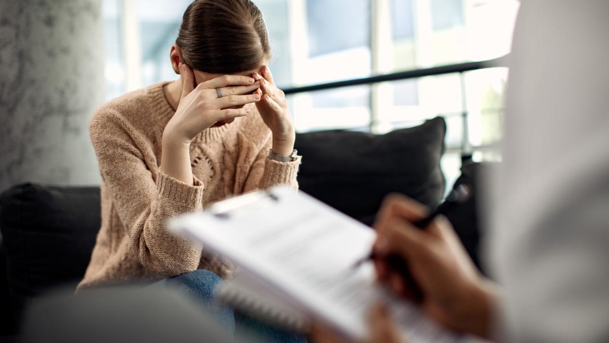 depressed-woman_76943100