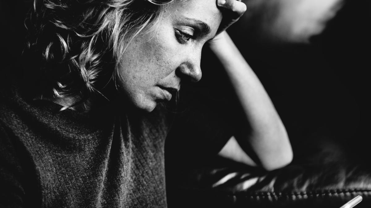 white-woman-using-mobile-phone-1_00944800