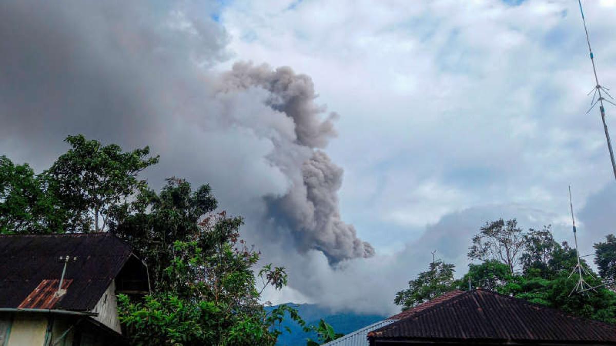 eruptie spectaculoasa a unui vulcan de pe insula sumatra indonezia 11 turisti au fost gasiti morti