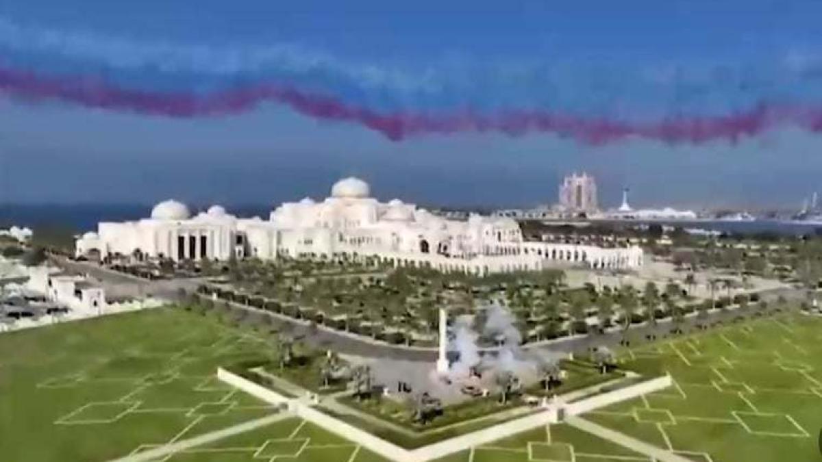 vladimir-putin--primit-ca-un-rege-in-emiratele-arabe-unite--avioanele-au-desenat-steagul-rusiei-pe-cerul--in-abu-dhabi_03236000