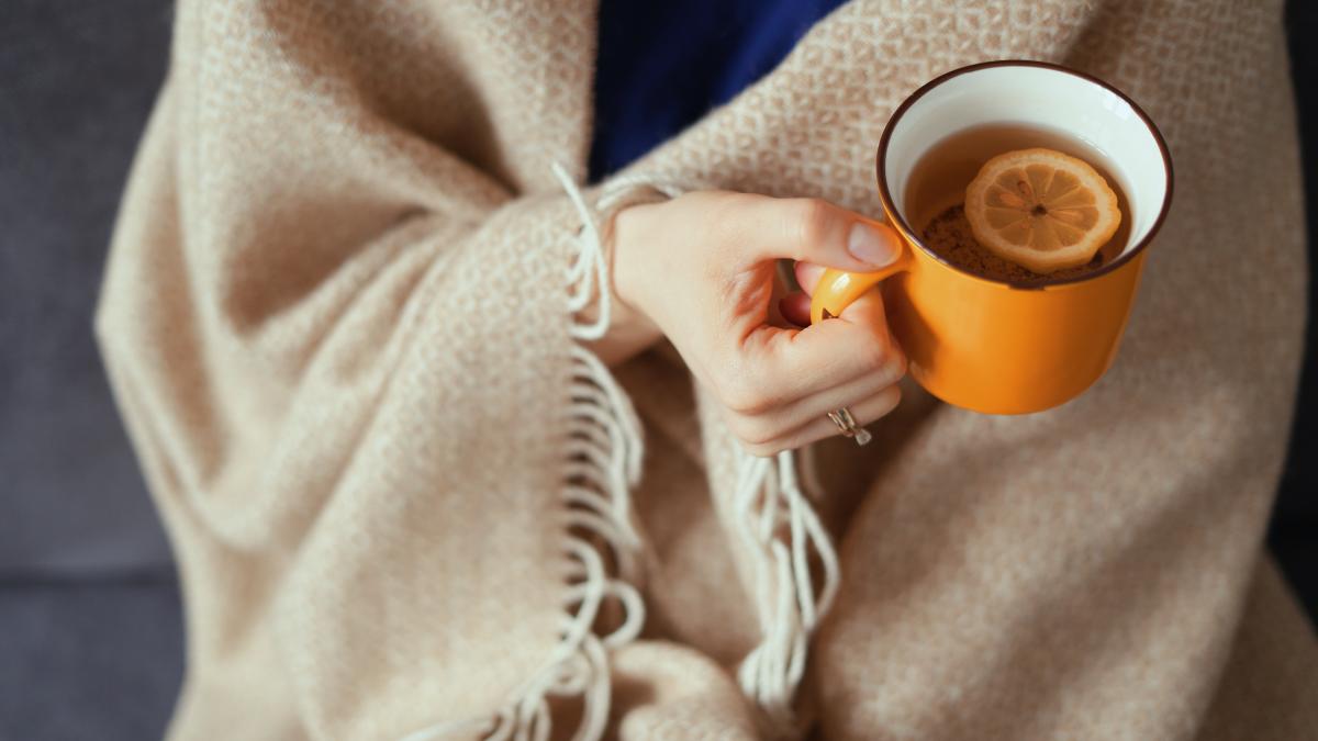 woman-hand-holding-cup-tea-with-lemon_55450500