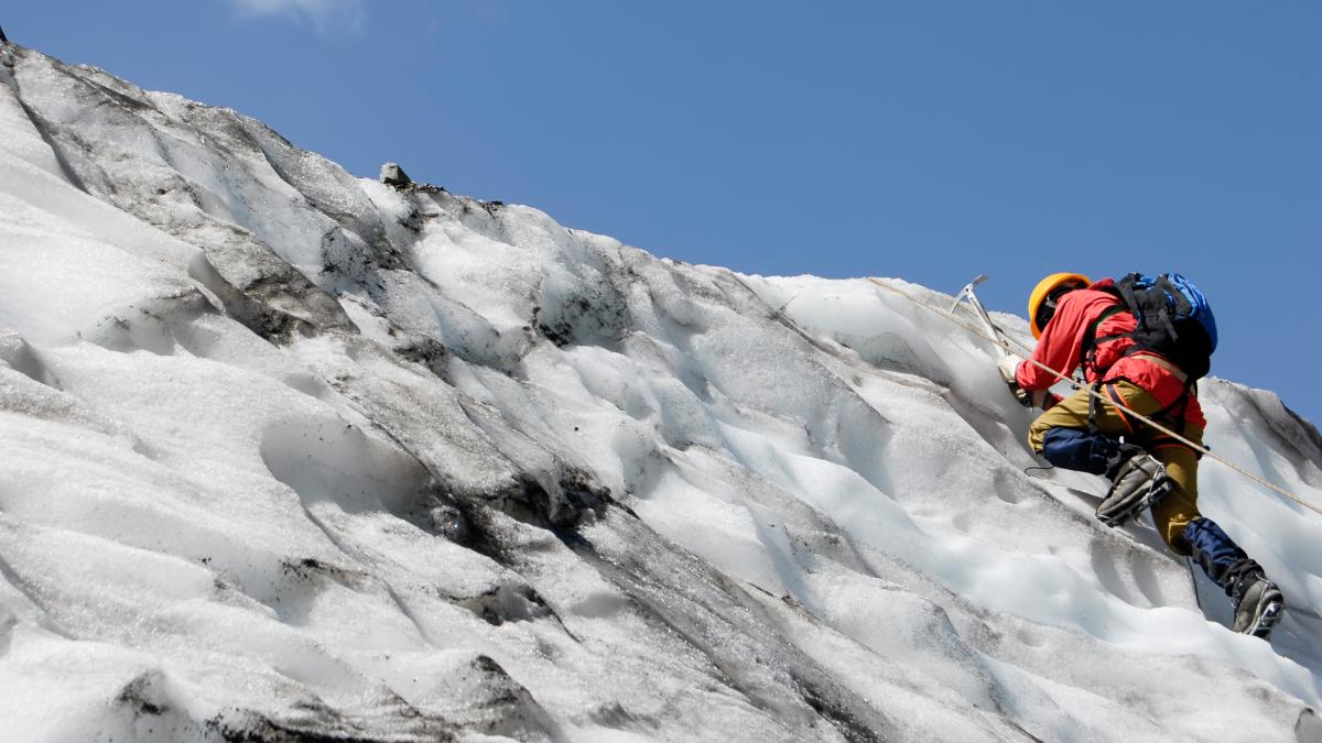 ascending-mountaineer_54837900
