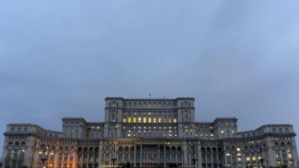 atentie--cade-tencuiala-la-palatul-parlamentului-masurile-deputatilor-nu-se-mai-face-curatenie-in-zonele-periculoase_36602600