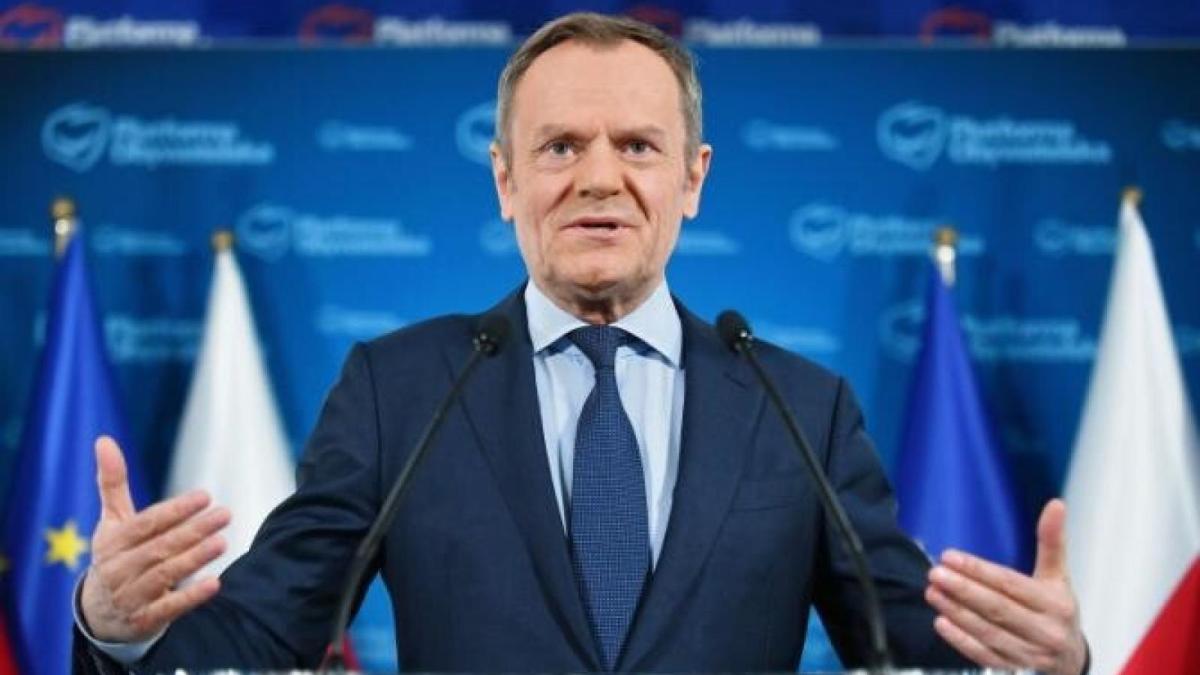 tusk-il-acuza-pe-orban_08907900