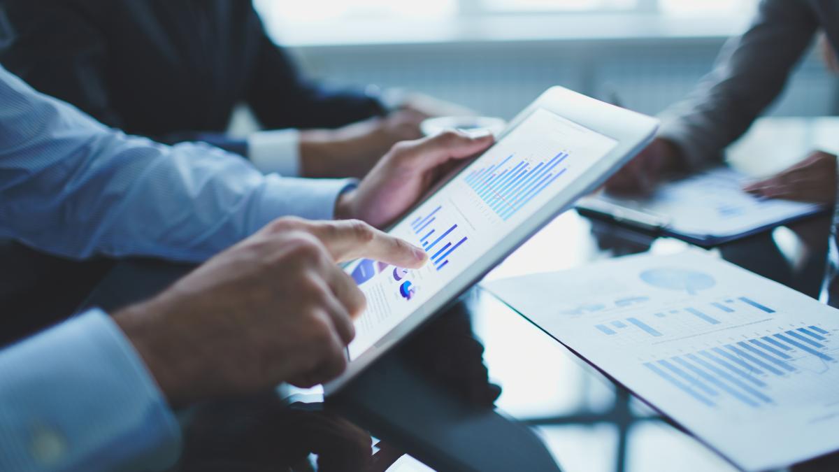 close-up-businessman-with-digital-tablet_19631400