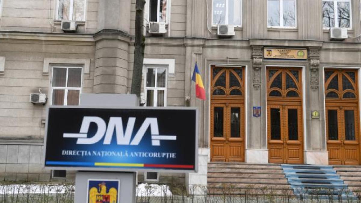 dna-acuza-doi-inspectori-de-la-anaf-ca-luau-mita-zeci-de-mii-de-euro-de-la-firmele-puse-sub-control_57366200
