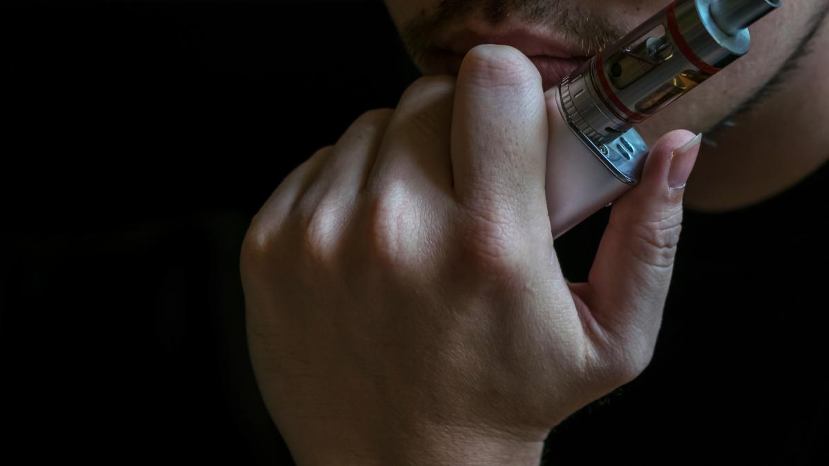 electronic-cigarette-vaping_40424700