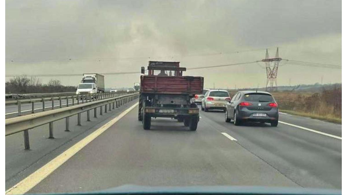 cu-tractorul-pe-autostrada_24632900