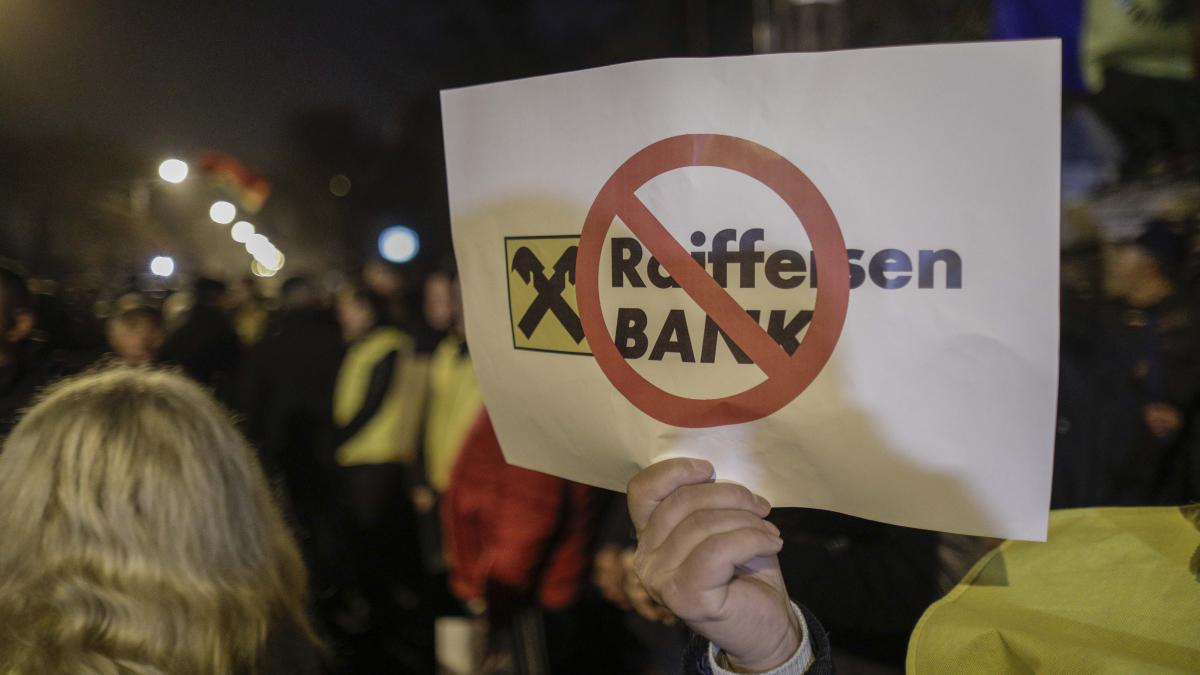 raiffeisen-protest-664_inquam_photos_octav_ganea_49206900