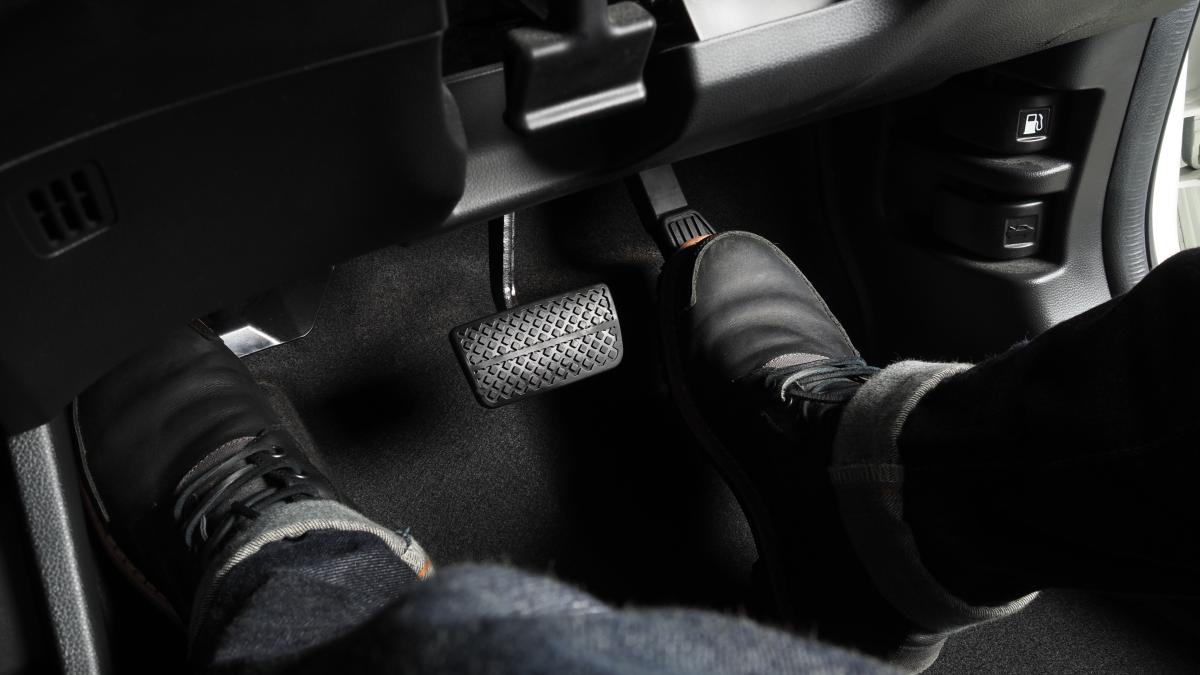 close-up-foot-pressing-foot-pedal-car-drive-accelerator-brake-pedal-car-driver-driving-car-by-pushing-accelerator-break-pedals-car-inside-vehicle-control-pedal_24758000