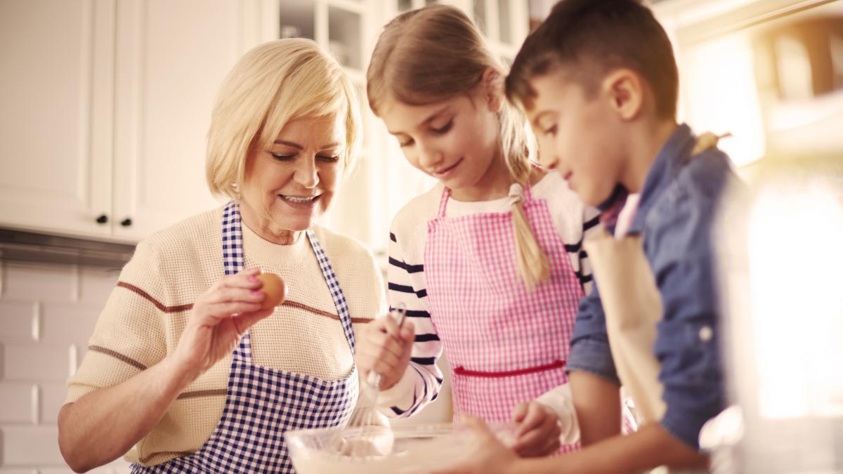 biscuitii-de-casa--deliciul-pentru-mos-craciun--copiii-pot-sa-isi-manifeste-creativitatea-alaturi-de-bunici_38436000