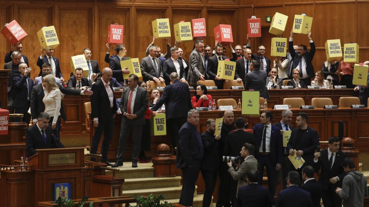 parlamentul-se-reuneste-pentru-continuarea-dezbaterilor-si-votul-pe-bugetul-2024_07910300