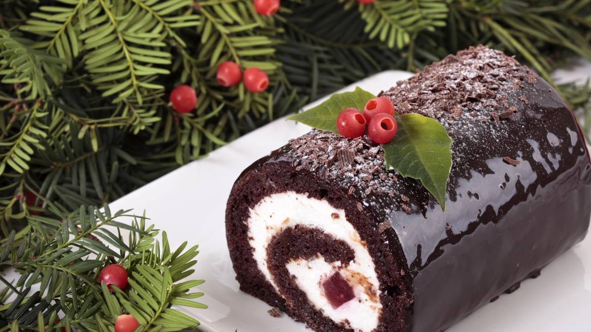 buche-de-noel--prajitura-de-efect-de-pe-masa-festiva-de-craciun_37391200