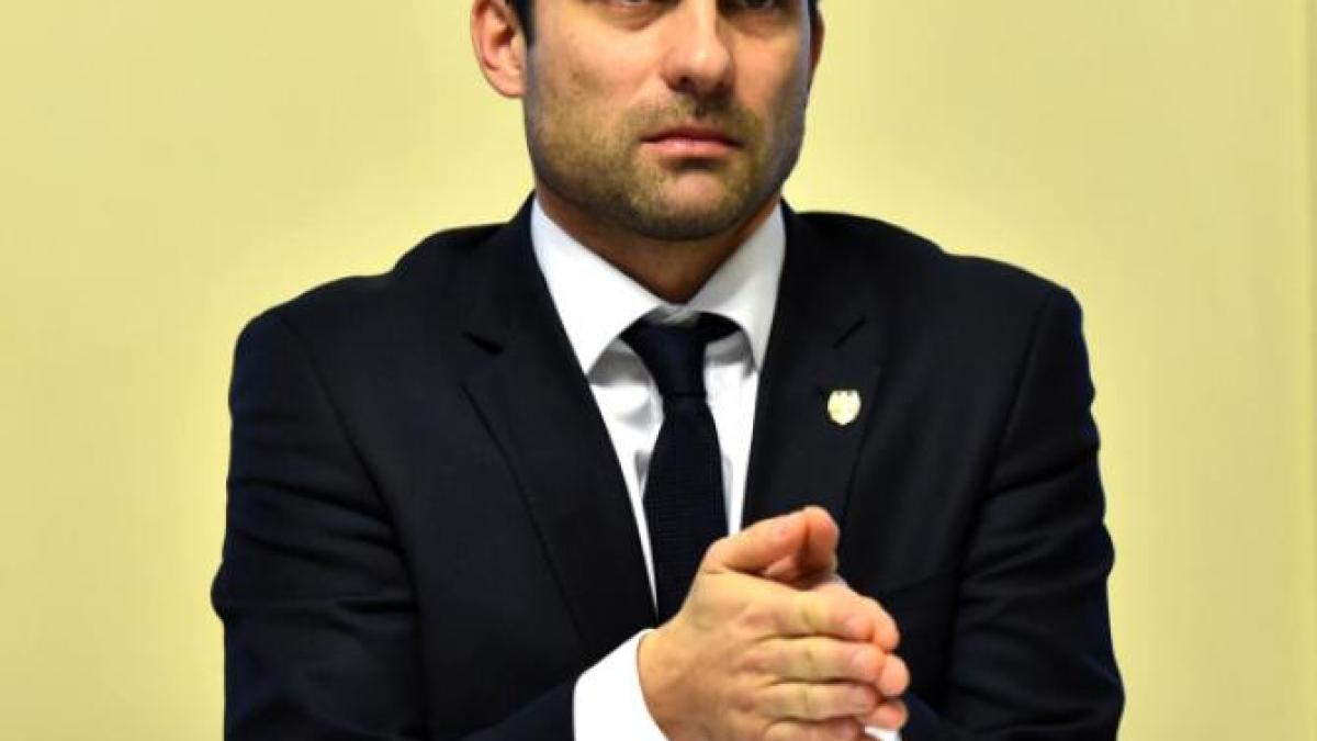 primarul-allen-coliban-brasov-a-pierdut-in-instanta-si-trebuie-sa-desigileze-prc-e2prc-80prc-9din-regim-de-urgentaprc-e2prc-80prc-9d-biroul-viceprimarului-rusu_30616900