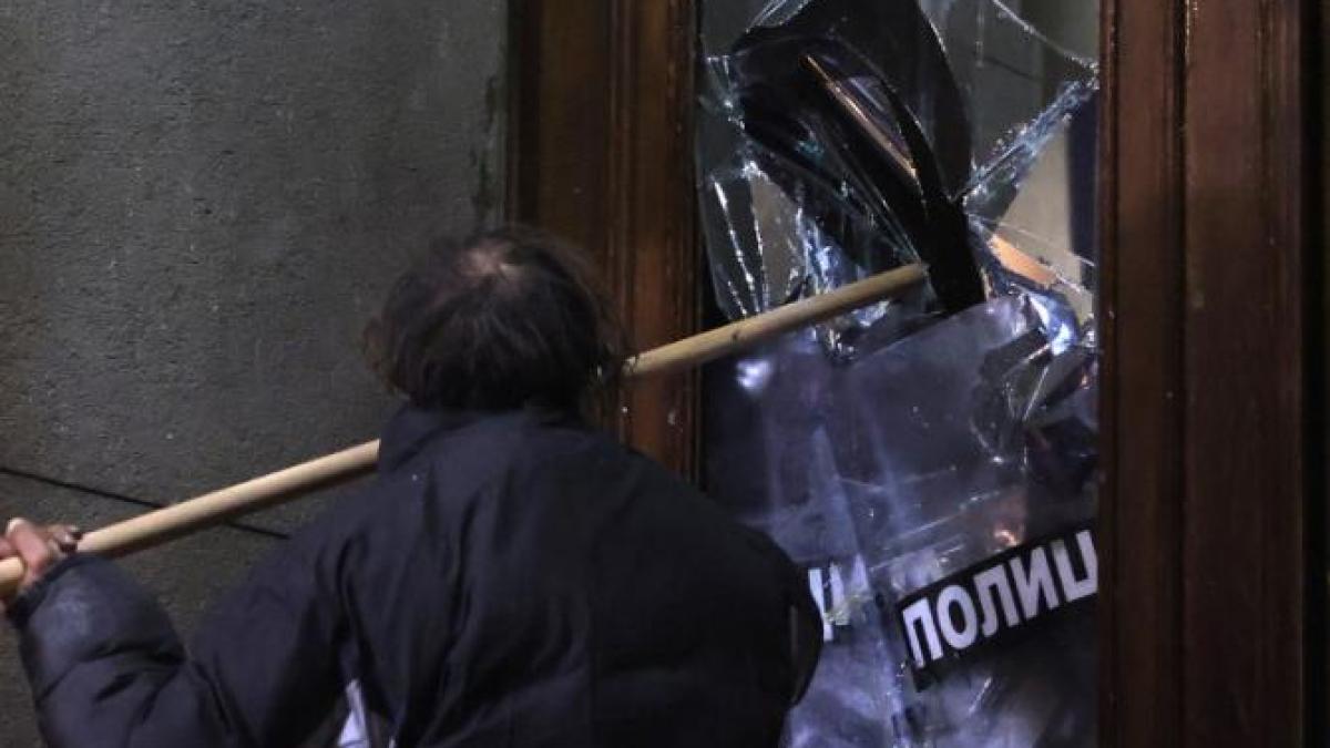 proteste-ale-opozitiei-la-belgrad-38-de-arestari-si-opt-politisti-raniti-in-urma-manifestatiilor_18145500