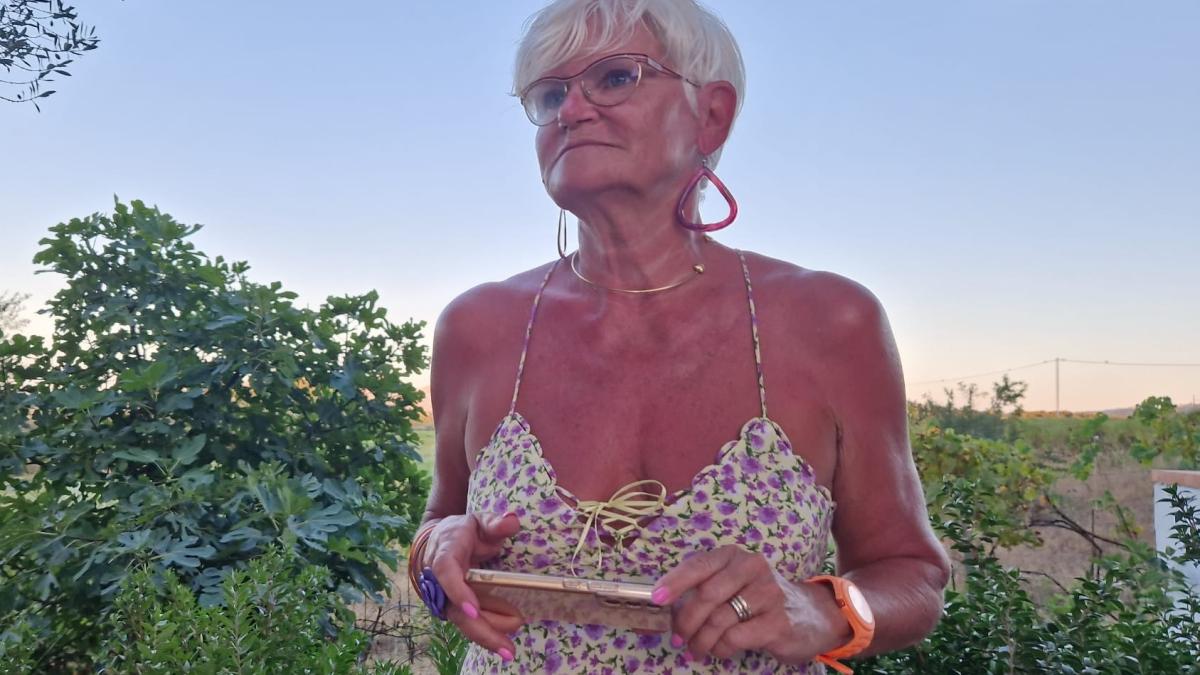 monica-tatoiu--ritual-de-revelion-chilotul-rosu-sa-fie-nou--ca-sa-nu-fie-decolorat_54566000