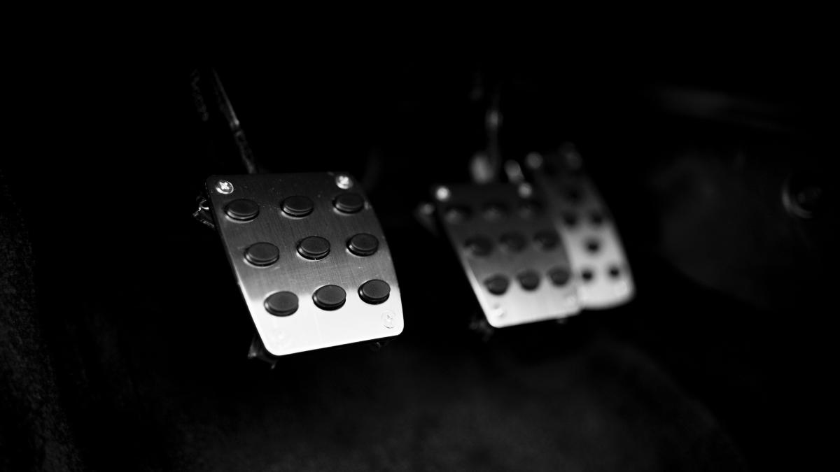 de-ce-tremura-pedala-abs_44892300