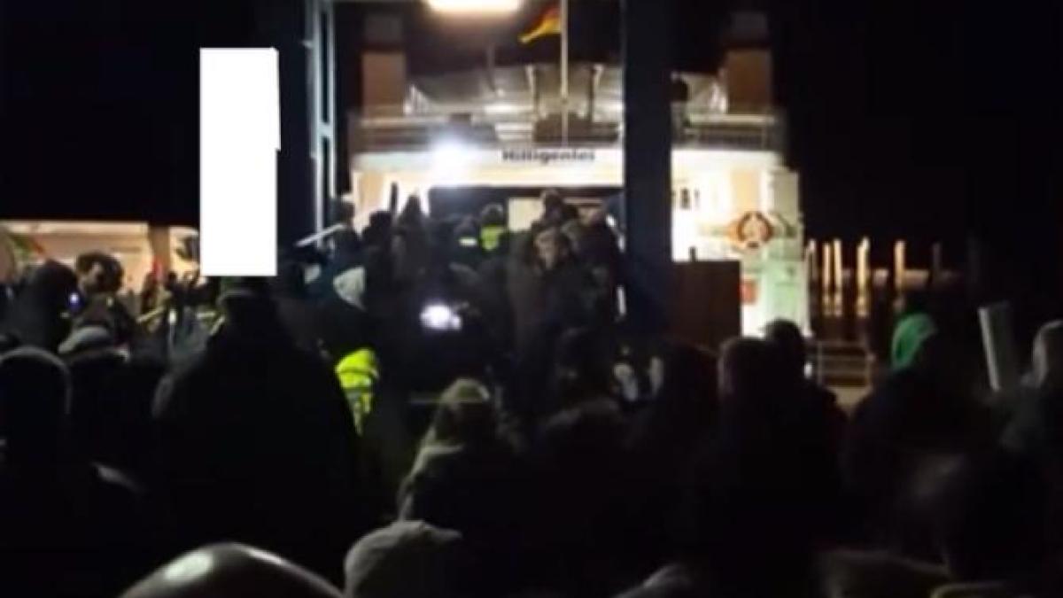 furie-in-germania-agricultorii-au-blocat-feribotul-pe-care-se-afla-ministrul-economiei-video_95152600