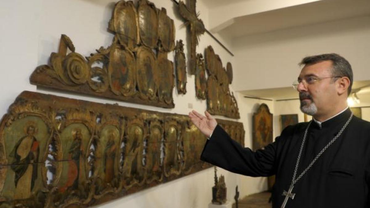 protopopul-peres-la-boboteaza--tatal-ni-l-arata-pe-fiul-mantuitor-la-schimbarea-la-fata--ne-da-porunca-sa-l-ascultamprc-2b_64198300