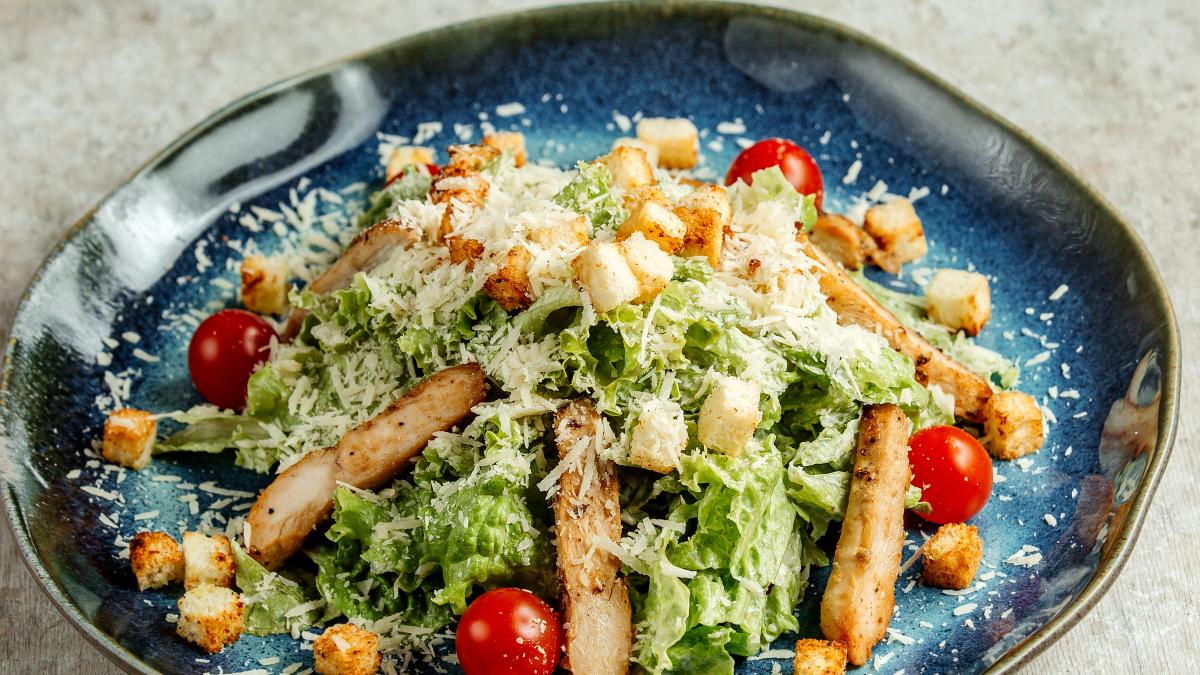 salata-caesar--reteta--parmezanul-si-pieptul-de-pui--mix-delicios--iar-dressingul----genial_56434600