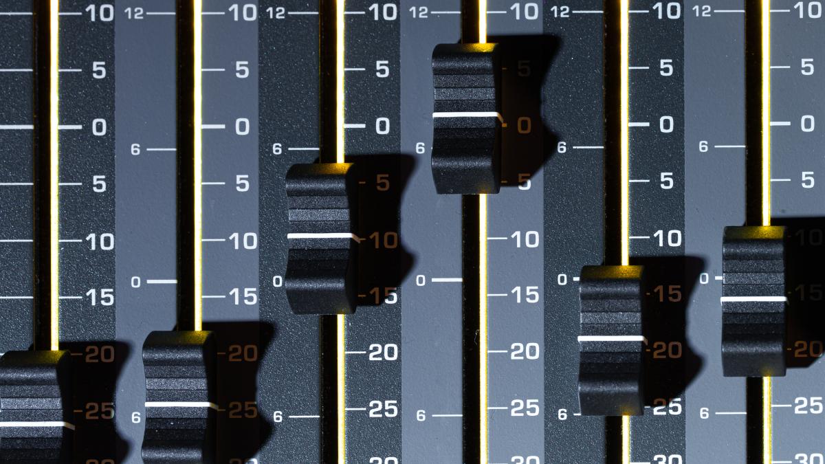 cum-a-ajuns-sri-sa-asculte-replicile-actorilor-dintr-un-film-care-se-turna-in-a-doua-sau-a-treia-zi-de-filmare--au-venit-cei-de-la-sts_77943100