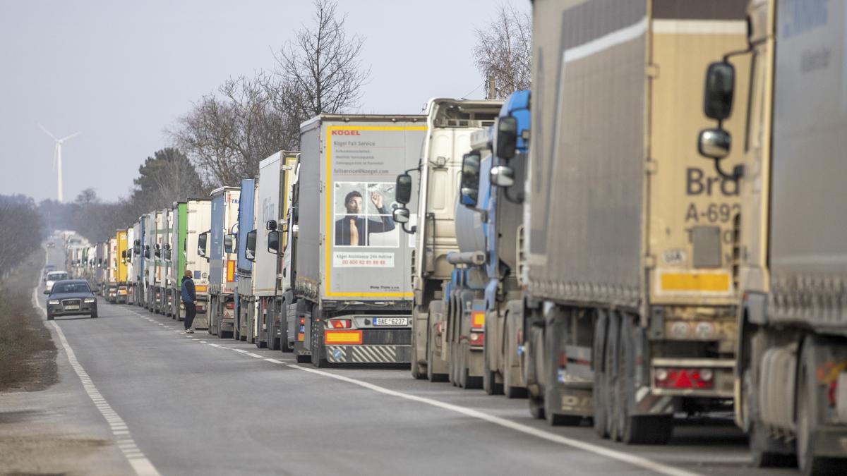 compensatii-pentru-transportatorii-romani-afectati-de-amanarea-aderarii-romaniei-la-schengen--cu-cat-ar-putea-creste-indemnizatia-de-hrana_76041800