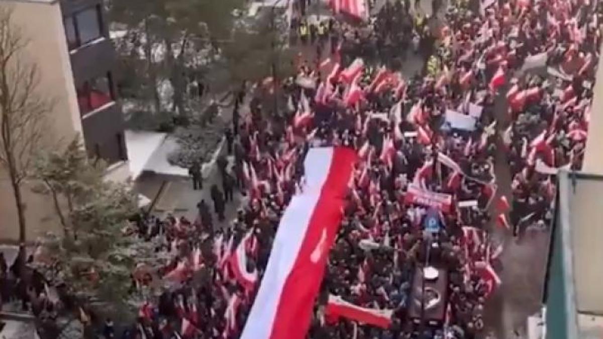 polonezii-demonstreaza-impotriva-guvernului-tusk--la-o-luna-de-la-investire-video_71989300