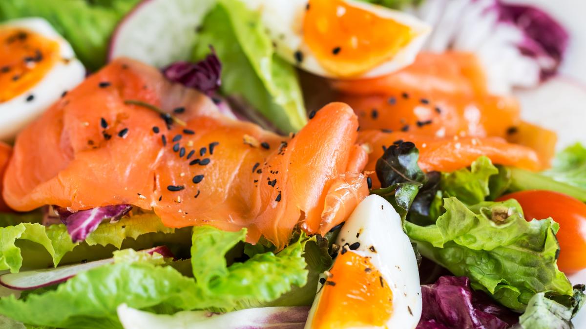 salata-cu-somon-afumat-si-oua-fierte--reteta-de-weekend_65428800