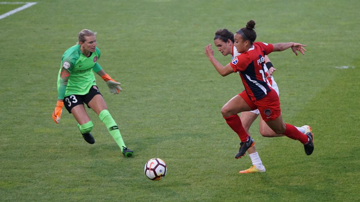 jucatoare-fotbal-feminin-barbat_22911300