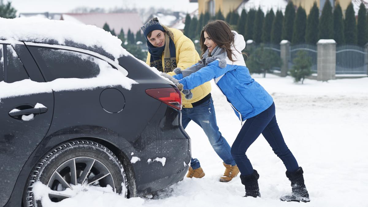 cum-scoti-masina-din-zapada-daca-ai-ramas-blocat--sfat-pentru-a-evita-patinarea-pe-drumurile-inghetate_06485800