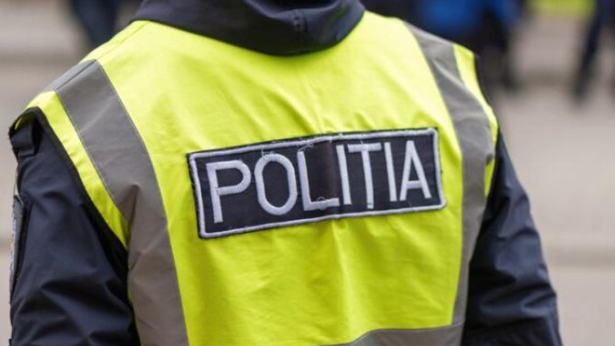 scandal-in-strada--dupa-ce-adjunctul-sefului-ipj-gorj-a-lovit-o-masina-cu-piciorul-la-protestul-transportatorilor_88772900