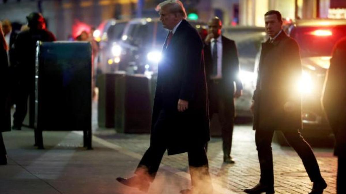 donald-trump--amenintat-cu-alungarea-din-tribunal-dupa-ce-a-ignorat-avertismentul-de-a-pastra-tacerea_91581000