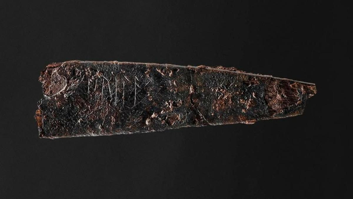 pumnal-vechi-de-aproape-2-000-de-ani--descoperit-de-arheologii-din-danemarca_74190400