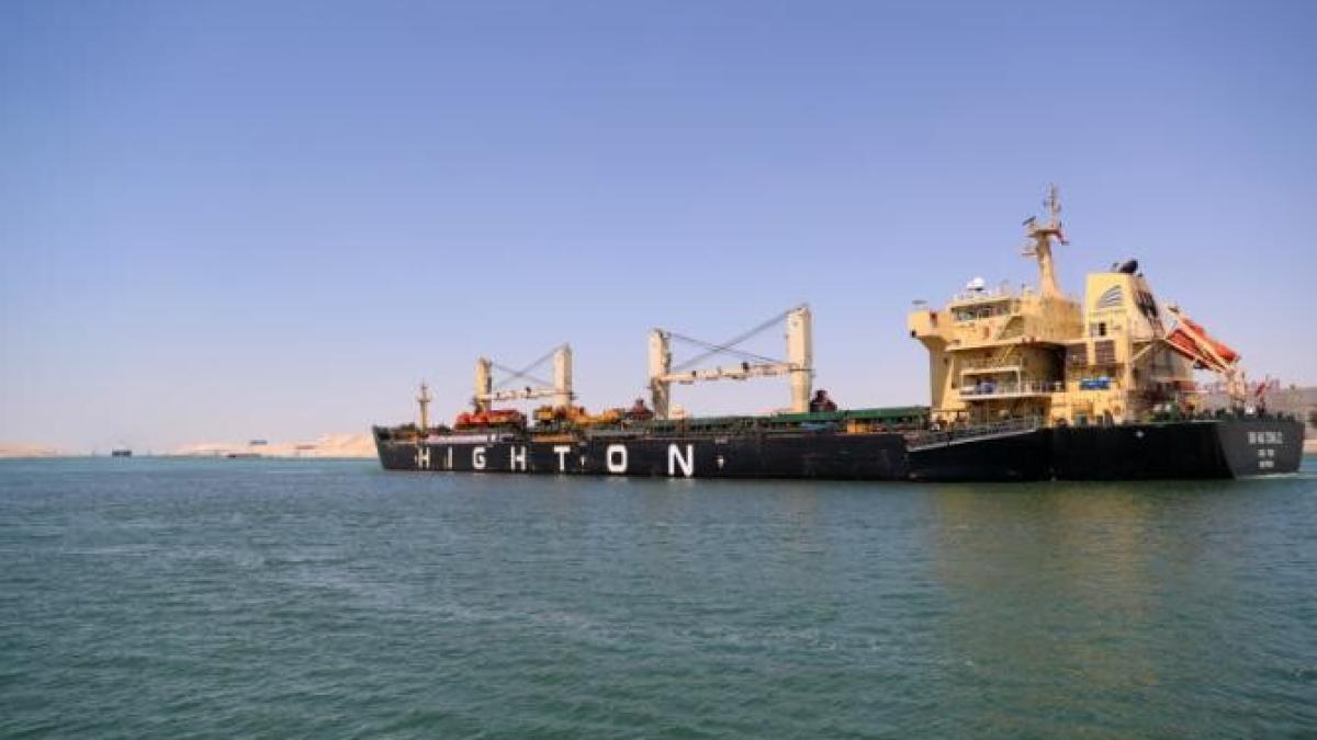 o-nava-port-containere-a-esuat-in-canalul-suez--la-doi-ani-dupa-blocarea-navei-ever-given_61934700