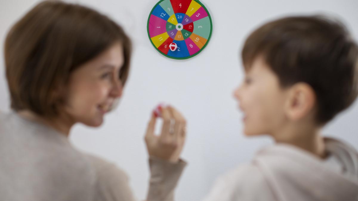 terapia-dir-floortime--primii-pasi-in-implementare-in-cazul-copiilor-cu-autism--psihoterapeut-asa-il-fac-sa-vina-in-lumea-mea_52410100