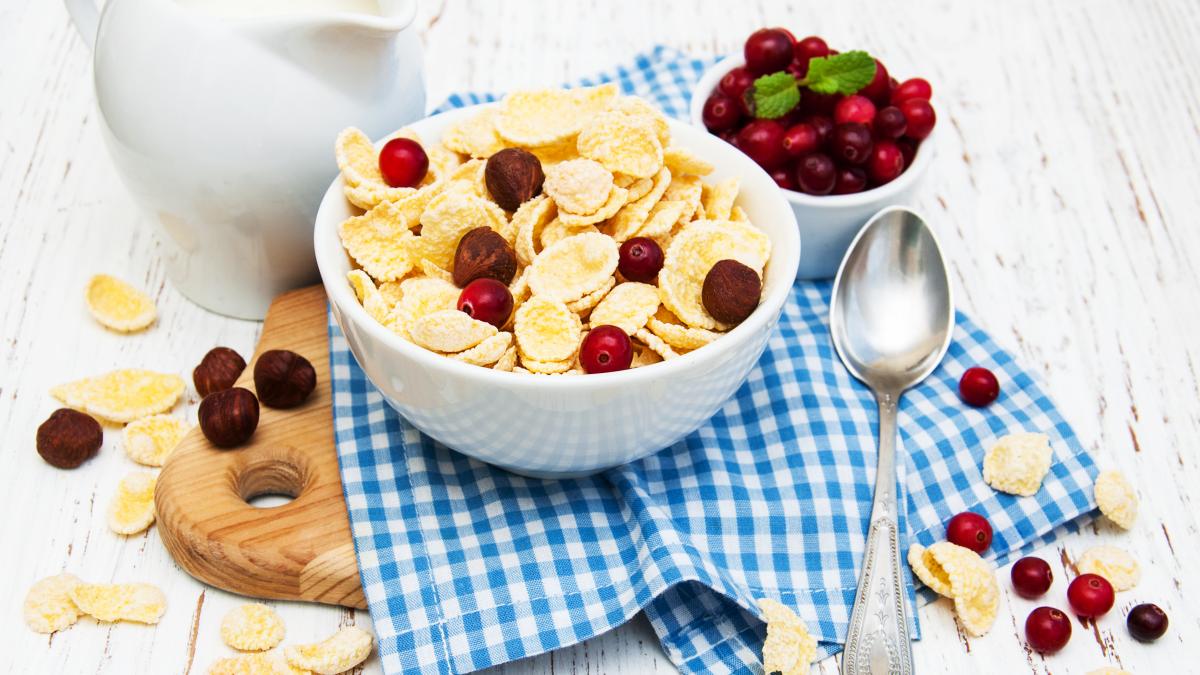 cornflakes--with-milk_53390300