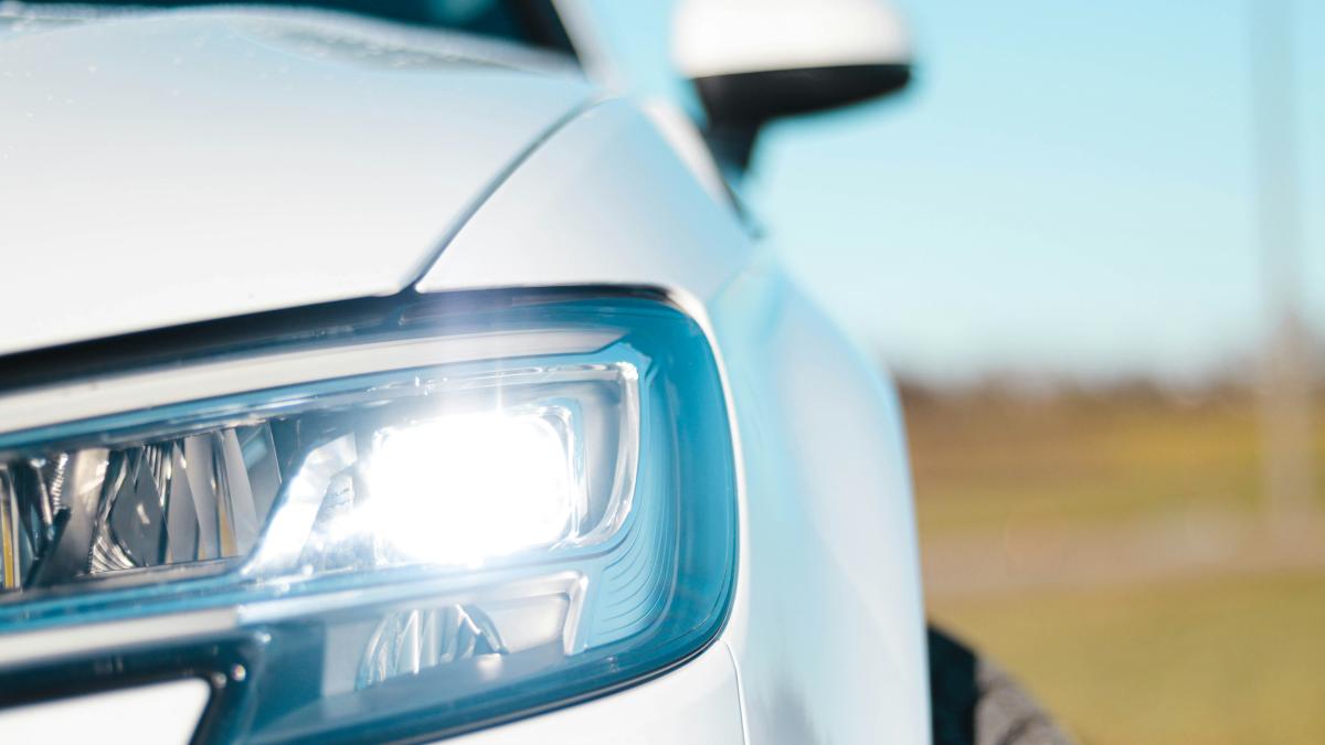luminile-la-masina-aprinse-ziua_19886200