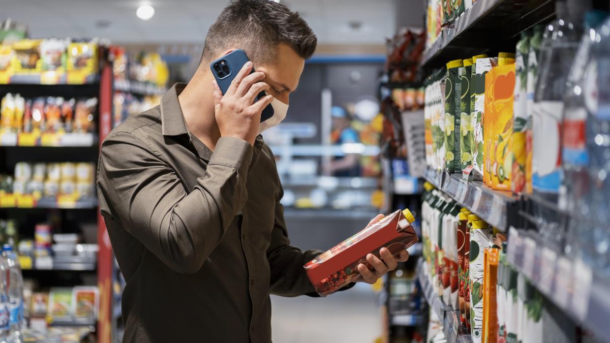 cat-a-ajuns-sa-coste-o-sticla-de-suc-in-supermarket_90262500