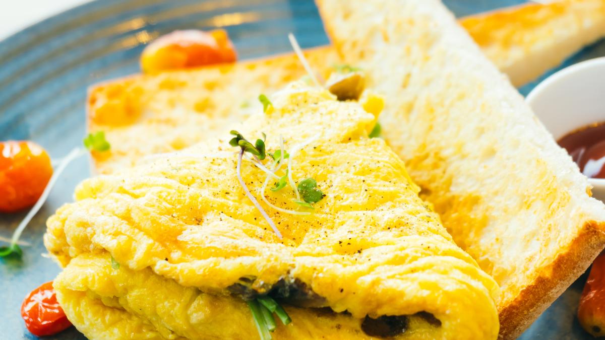 omleta-pufoasa-cu-branza--reteta--micul-dejun-perfect_63880200