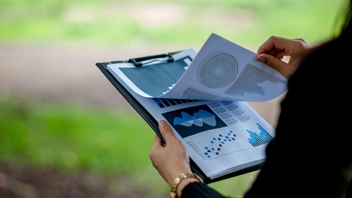 midsection-woman-holding-clipboard-with-papers_44071000