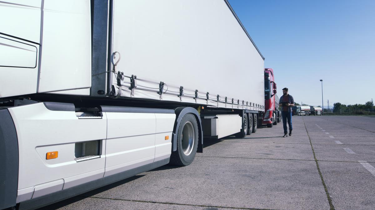 armata-lui-dumnezeu--camionagii-sustinatori-ai-lui-trump--se-indreapta-spre-frontiera-sudica--in-incercarea-de-a-presa-casa-alba-sa-abordeze-criza-migrantilor_20416500