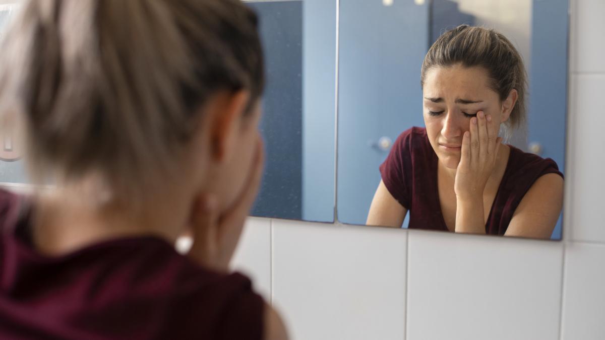 side-view-girl-crying-bathroom_89954100