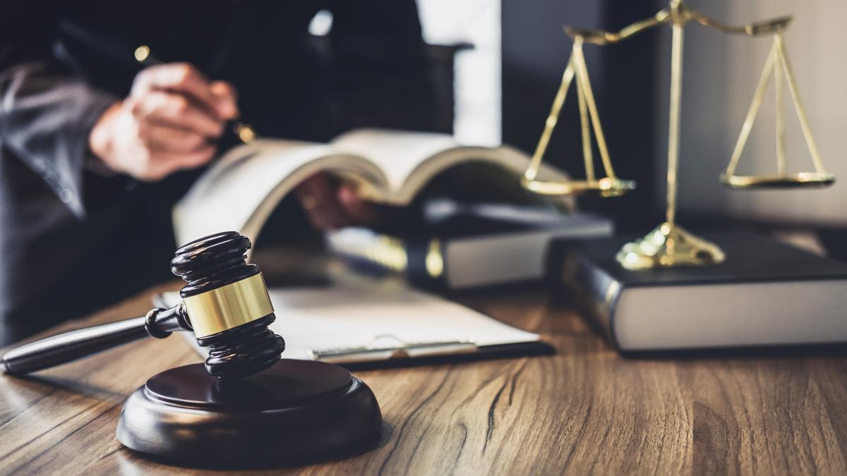 lawyer-judge_01381400