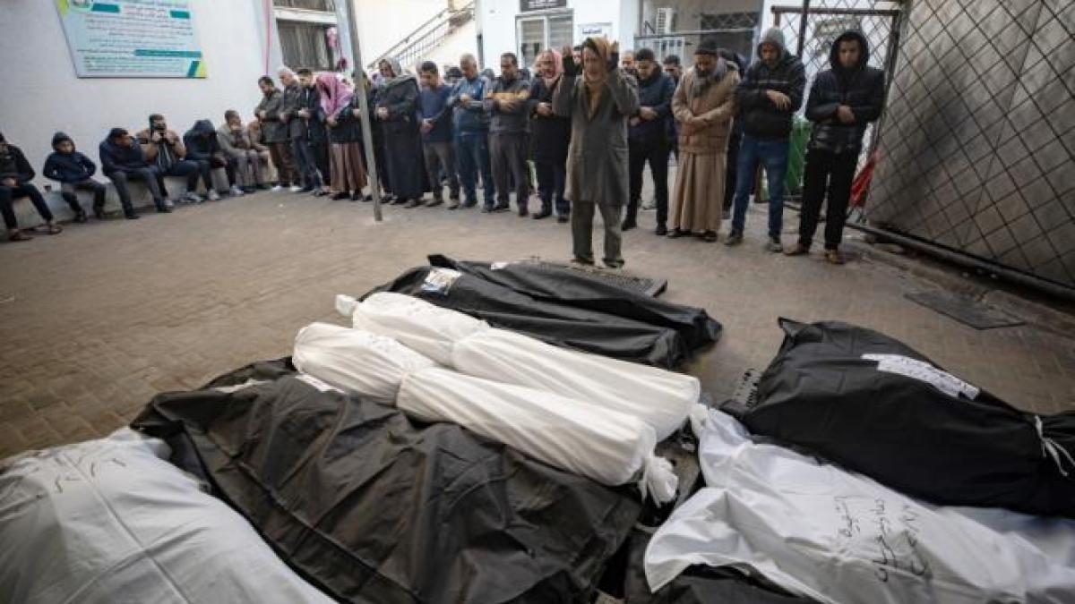 palestinienii-din-gaza-se-roaga-pentru-oprirea-razboiului--in-timp-ce-netanyahu-respinge-pactul-de-incetare-a-focului_58542400